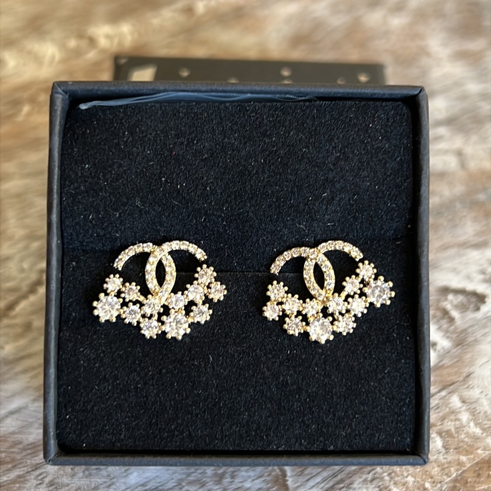 3/$20🎀 sparkly post Earrings!